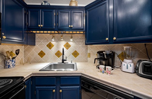 Gatlinburg Ski Chalet | Enjoy the fall season @ amazing 2BR near Gatlinburg & Pigeon Forge! Hot Tub!