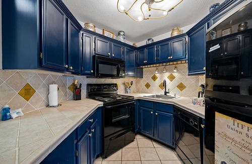 Gatlinburg Ski Chalet | Enjoy the fall season @ amazing 2BR near Gatlinburg & Pigeon Forge! Hot Tub!