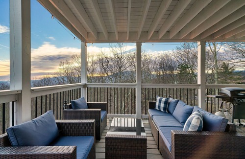 Gatlinburg Ski Chalet | Enjoy the fall season @ amazing 2BR near Gatlinburg & Pigeon Forge! Hot Tub!