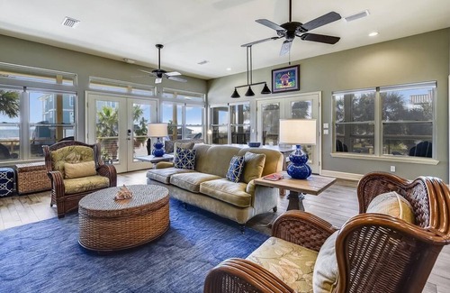 East End House | Enjoy the island life from LITTLE PALM!
