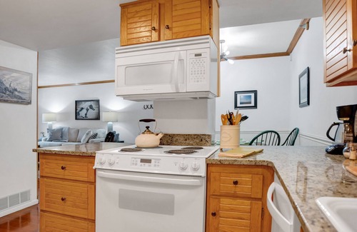 Downtown Park City Condo | Enjoy the mountains and Main Street. Quiet condo in heart of town, easy to ski!