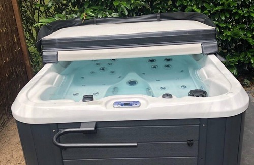 Wekerom House | Enjoy the peace and nature from the Jacuzzi