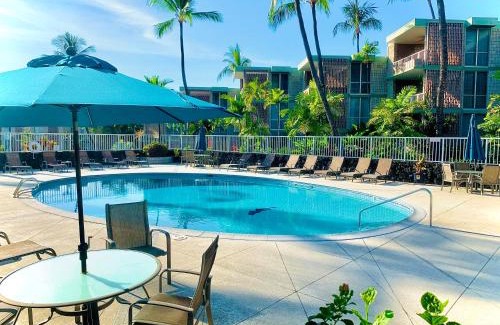 Kailua-Kona Apartment | Enjoy the sunset at OCEAN FRONT 1BR Apartment - pool on site!