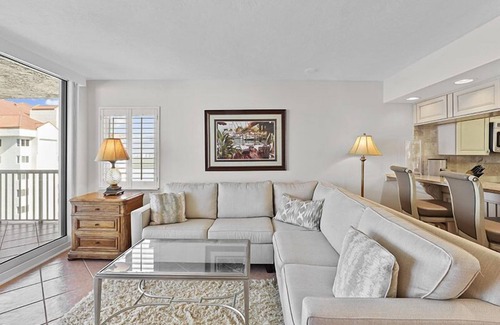 Park Shore Condo | Enjoy this bright beachfront condo on the 10th floor - CL1003