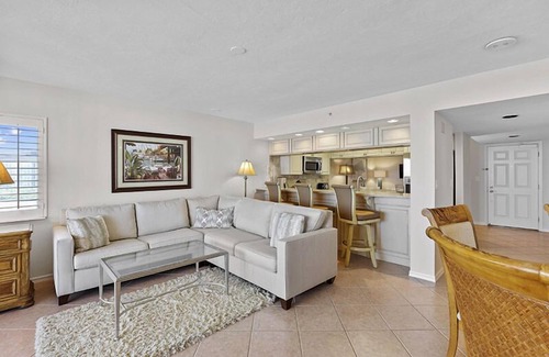 Park Shore Condo | Enjoy this bright beachfront condo on the 10th floor - CL1003