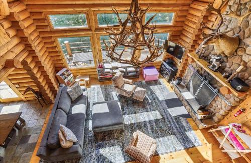 Central Vermont- Killington House | Enjoy this stunning Log home with open floor plan and tons of natural lighting Ridgetop