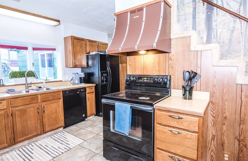 Red Lodge House | Enjoy time away in Red Lodge, Montana! 3 king, 2 twin beds & great hot tub
