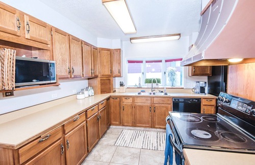 Red Lodge House | Enjoy time away in Red Lodge, Montana! 3 king, 2 twin beds & great hot tub