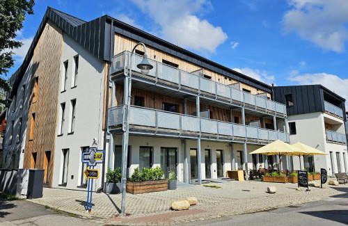 Harrachov Apartment | ENJOYHARRACHOV - Atraktivní klidný klimatizovaný apartmán 20 v centru Harrachova s parkováním, Wifi-WLAN, SAT, herní konzolí, Ipad, Netflix zdarma, možností dobíjení auta, výhledem do zahrady a na romantický kostelík