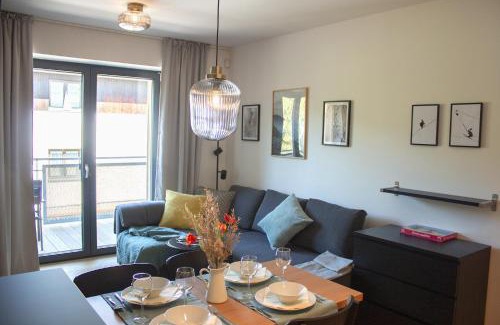 Harrachov Apartment | ENJOYHARRACHOV - Atraktivní klidný klimatizovaný apartmán 20 v centru Harrachova s parkováním, Wifi-WLAN, SAT, herní konzolí, Ipad, Netflix zdarma, možností dobíjení auta, výhledem do zahrady a na romantický kostelík