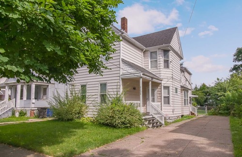 Cleveland Apartment | Enormous Group Retreat - King Bed, Game Room, Private Yard, Near Downtown CLE!