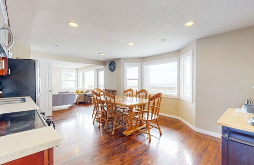 Lincoln City House | Enormous Renovated Home with Ocean Views & Easy Beach Access - Dogs OK