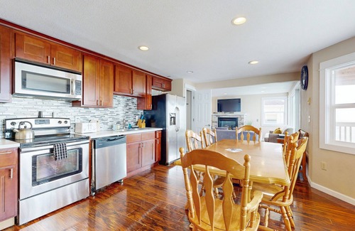 Lincoln City House | Enormous Renovated Home with Ocean Views & Easy Beach Access - Dogs OK
