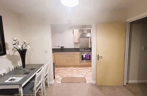 Warrington Apartment | Ensuite Bedroom in a 2-Bed spacious Apartment