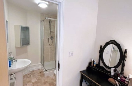 Warrington Apartment | Ensuite Bedroom in a 2-Bed spacious Apartment