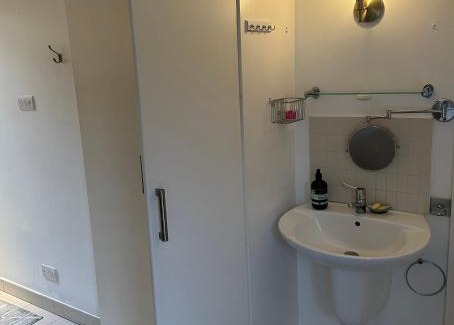 Woodford Bridge Apartment | EnSuite Double Room With Own Entrance London - IG8 - Free on street parking