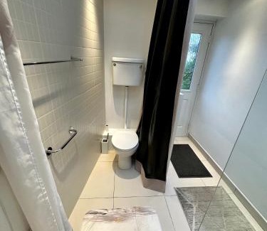 Woodford Bridge Apartment | EnSuite Double Room With Own Entrance London - IG8 - Free on street parking