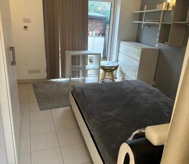 Woodford Bridge Apartment | EnSuite Double Room With Own Entrance London - IG8 - Free on street parking