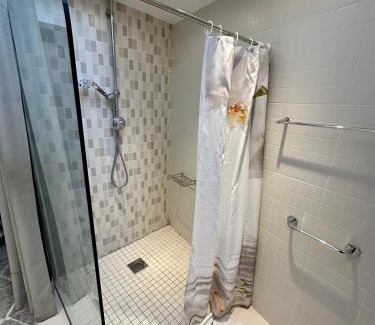 Woodford Bridge Apartment | EnSuite Double Room With Own Entrance London - IG8 - Free on street parking