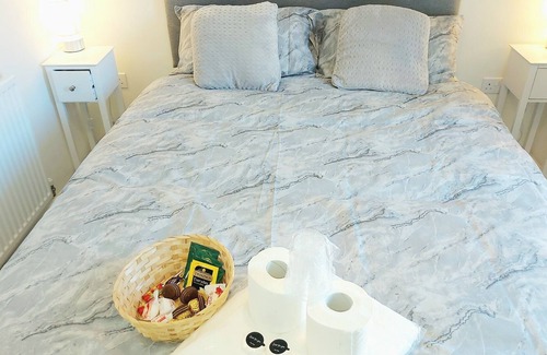 Telford House | Ensuite Double Room, Full Kitchen, in 3-Bed Home