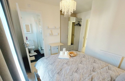 Telford House | Ensuite Double Room, Full Kitchen, in 3-Bed Home