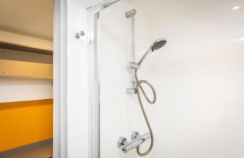 Lincoln House | Ensuite Room With Shared Kitchen, Close to Centre- 18 above