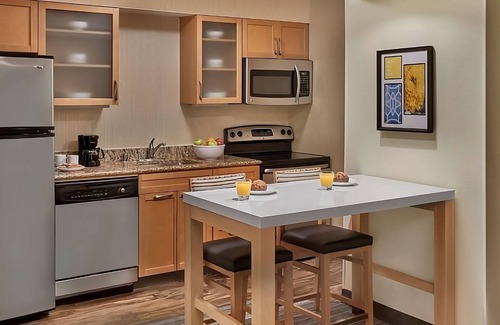Newark Resort | Ensuring a Very Comfortable & Memorable Stay! Pets are Allowed, w/Breakfast