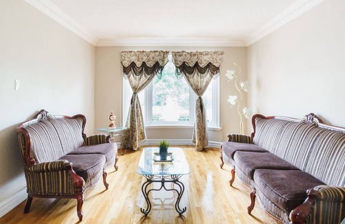 East Credit House | Entertain & Make Memories 4 Bed, 3 bath, backyard!
