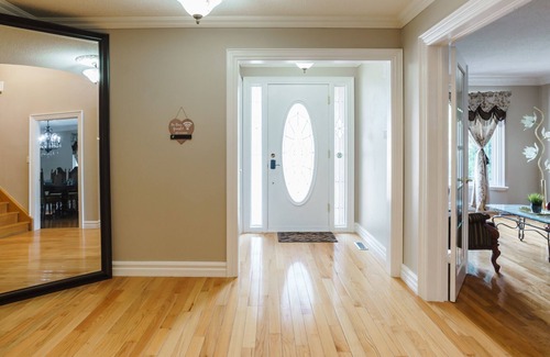 East Credit House | Entertain & Make Memories 4 Bed, 3 bath, backyard!