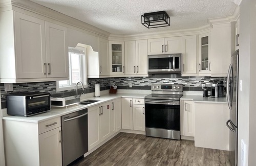 Okanagan-Similkameen House | Entertain w/Fire Pit, Patio, Yard, Huge TV & BBQ. Quiet neighbourhood. Pets OK