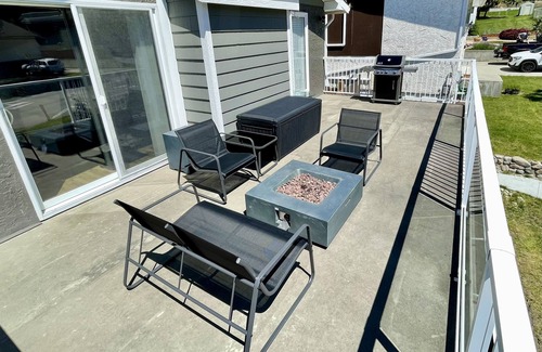 Okanagan-Similkameen House | Entertain w/Fire Pit, Patio, Yard, Huge TV & BBQ. Quiet neighbourhood. Pets OK