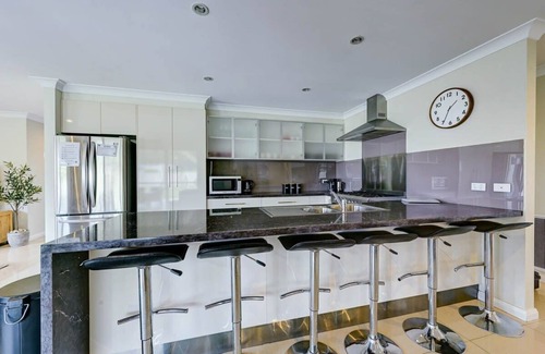 Calare House | Entertainers Haven by Mary & Tex | 10 Guests, Pets