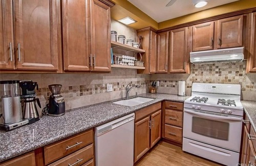 Toluca Lake Condo | Entire 1bd Cozy Condo with Patio. Fully furnished