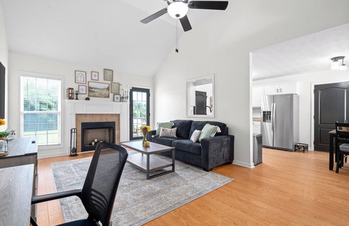Clarksville House | Entire 3 bed 2 bath Home Newly Renovated Large Yard for Pets Near Ft Campbell