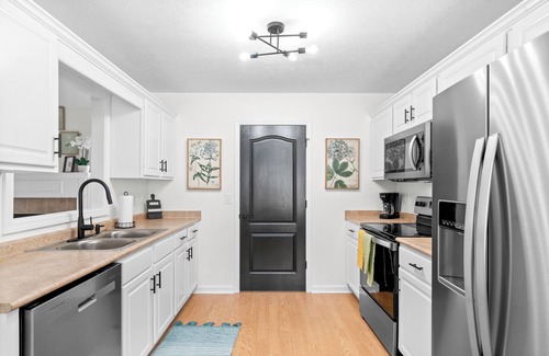 Clarksville House | Entire 3 bed 2 bath Home Newly Renovated Large Yard for Pets Near Ft Campbell