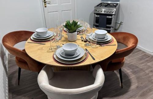 Little Hulton House | Entire 3Bed in Greater Manchester with Fast Wi-Fi, Garden & Free Parking