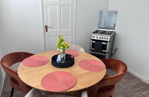 Little Hulton House | Entire 3Bed in Greater Manchester with Fast Wi-Fi, Garden & Free Parking