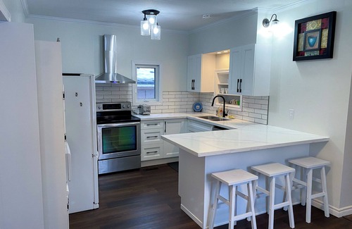 Stratford House | Entire 4-BR 3-BA House! Modern n' Stylish, on Elizabeth St, 1 block from River