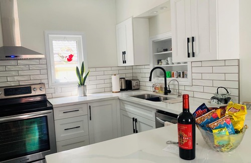 Stratford House | Entire 4-BR 3-BA House! Modern n' Stylish, on Elizabeth St, 1 block from River