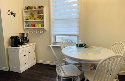 Stratford House | Entire 4-BR 3-BA House! Modern n' Stylish, on Elizabeth St, 1 block from River