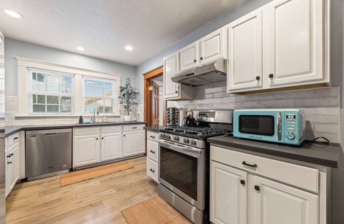 Eastside House | Entire 4BR Craftsman–Walk to Beach - 10min to LGB Airport & CSULB, A/C, Parking