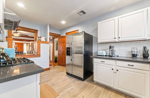 Eastside House | Entire 4BR Craftsman–Walk to Beach - 10min to LGB Airport & CSULB, A/C, Parking