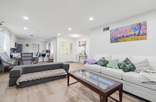 University City House | Entire 4BR house + game room + tree house + big backyard