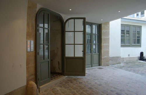 Quartier du Mail Apartment | Entire Apartment Under The Parisian Roofs