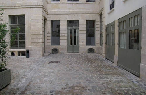 Quartier du Mail Apartment | Entire Apartment Under The Parisian Roofs