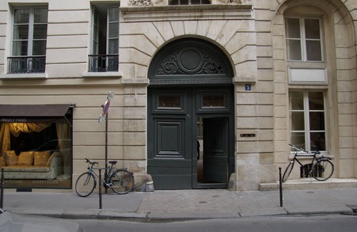 Quartier du Mail Apartment | Entire Apartment Under The Parisian Roofs