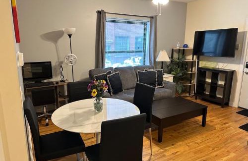 Lakeview Apartment | Entire Apt in Heart of Chicago
