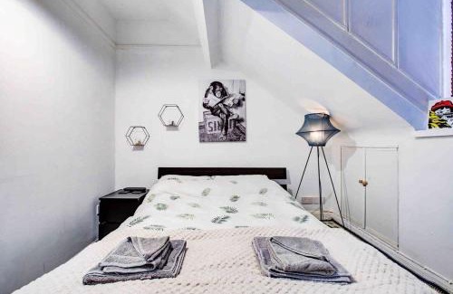 Westcliff-on-Sea Apartment | Entire artistic open-apartment