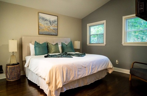 East Point House | Entire ATL Home by Airport & Downtown (King Bed)