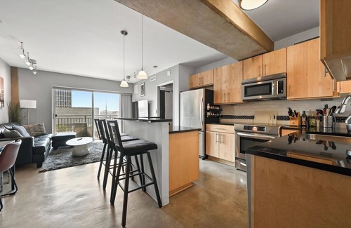 Financial District Condo | Entire Condo in the Heart of Downtown Austin 1bd/1ba chef's kitchen